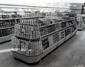 Interiør i en Woolworths-butikk, 1956 av English Photographer